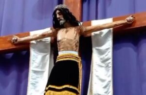 Video: Cristo de iglesia en Puebla mueve la cabeza en plena misa