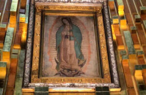 Fieles piden perd&oacute;n a Virgen de Guadalupe que cay&oacute; a mitad de la carretera