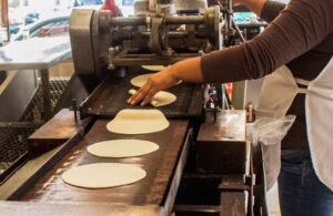 &iexcl;Por los cielos! Precio de kilo de tortilla se vende hasta en 27 pesos 