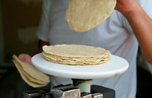 &iexcl;Por los cielos! Precio de kilo de tortilla se vende hasta en 27 pesos 😱