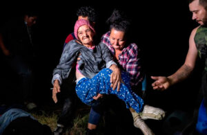 Con ayuda de su nieta, abuelita de 93 años cruza la frontera a EEEUU