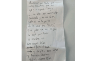 Abuelita que acudi&oacute; a vacunarse aprovecha para pedir ayuda por maltrato