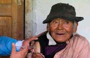 Abuelito de 121 a&ntilde;os recibe vacuna contra Covid_19