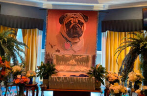 Con elegante funeral, dueño despide a su perrito “Dexter”
