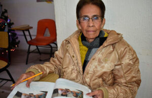 Abuelita de 71 a&ntilde;os concluye su primaria y su historia se vuelve viral