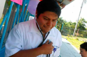 Joven lleva su t&iacute;tulo a la tumba de sus padres y la escena se viraliza