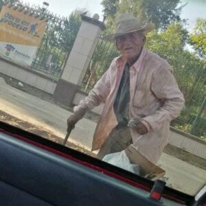 &iexcl;Conmovedor! Familia adopta a abuelito que viv&iacute;a en situaci&oacute;n de calle