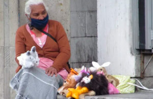 ¡Ayudemos! Abuelita de 87 años vende títeres de tela para sobrevivir
