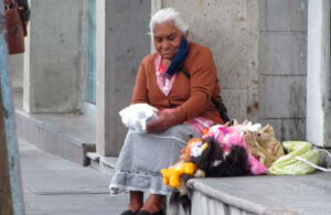 &iexcl;Ayudemos! Abuelita de 87 a&ntilde;os vende t&iacute;teres de tela para sobrevivir