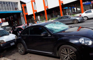 Cae plaf&oacute;n sobre autos en Tlalpan afuera del metro Villa de Cort&eacute;s