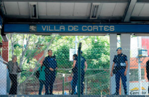 Cae plaf&oacute;n sobre autos en Tlalpan afuera del metro Villa de Cort&eacute;s