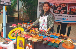 Mujer emprendedora crea zapatos con desechos de neum&aacute;ticos