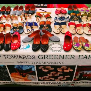 Mujer emprendedora crea zapatos con desechos de neum&aacute;ticos