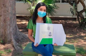 Joven que vend&iacute;a dulces para  pagar sus estudios  obtiene su t&iacute;tulo universitario