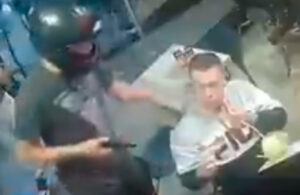 #VideoViral: Mientras lo asaltan, hombre NO deja de degustar sus alitas