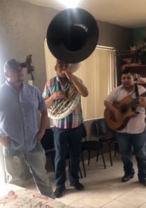 Hombre firma su divorcio y celebra con m&uacute;sica de banda afuera del Registro Civil