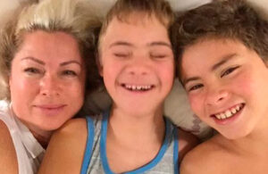 Conmovida, Lety Calder&oacute;n celebra que su hijo Luciano finaliz&oacute; sus estudios
