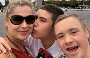 Conmovida, Lety Calder&oacute;n celebra que su hijo Luciano finaliz&oacute; sus estudios