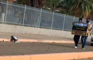 Padre de familia crea carro con caja de cart&oacute;n para que su hijo asista a caravana escolar