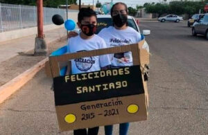 Padre de familia crea carro con caja de cart&oacute;n para que su hijo asista a caravana escolar