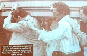 Comparten en redes foto in&eacute;dita de Ram&oacute;n Vald&eacute;s cargando el f&eacute;retro de su hermano &ldquo;Tin Tan&rdquo;