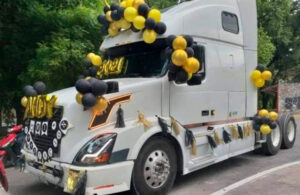Mam&aacute; sorprende a su hija al llegar en tr&aacute;iler adornado a caravana de graduaci&oacute;n