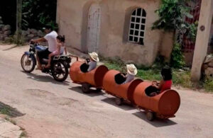 Pap&aacute; crea trenecito para sus hijos reciclando tambos de l&aacute;mina