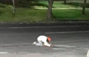 Hombre en situaci&oacute;n de calle llora desconsolado por la muerte de su perrito