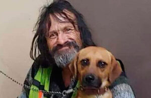 Hombre en situación de calle llora desconsolado la muerte de su perrito