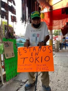 Abuelito de atleta ol&iacute;mpico mexicano cuelga letreros en su puesto para apoyarlo