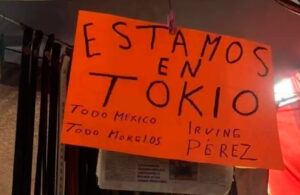 Abuelito de atleta ol&iacute;mpico mexicano cuelga letreros en su puesto para apoyarlo