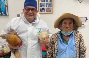 Abuelito agradece a su m&eacute;dico operaci&oacute;n de pr&oacute;stata regal&aacute;ndole dos gallinas