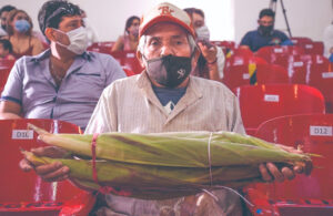 Agricultor mexicano gana &ldquo;Concurso del elote m&aacute;s grande del mundo&rdquo;