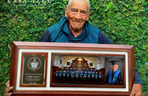 #Viral: Abuelito se grad&uacute;a a sus 84 a&ntilde;os y posa con su t&iacute;tulo universitario