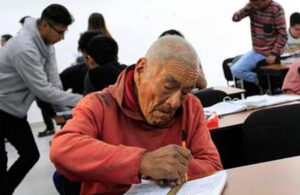 #Viral: Abuelito se grad&uacute;a a sus 84 a&ntilde;os y posa con su t&iacute;tulo universitario