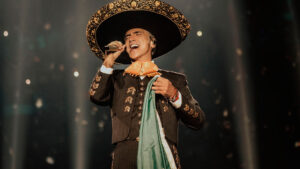 Conmueve video de Alejandro Fernández cantando con su nieta en brazos