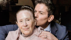 Ernesto Laguardia se viste de luto tras el fallecimiento de su madre