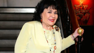Someter&aacute;n a traqueostom&iacute;a y gastrostom&iacute;a a Carmen Salinas 