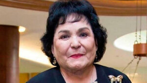 Someter&aacute;n a traqueostom&iacute;a y gastrostom&iacute;a a Carmen Salinas