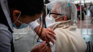 Adultos mayores recibir&aacute;n refuerzo de la vacuna anticovid en los pr&oacute;ximos d&iacute;as