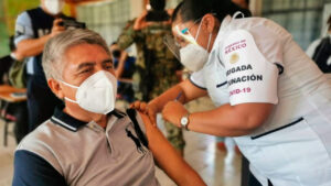 Inicia aplicaci&oacute;n de vacuna de refuerzo a adultos mayores con AstraZeneca