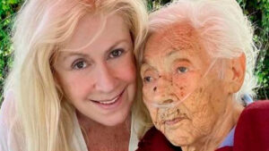 Laura Zapata y Thal&iacute;a celebran el cumplea&ntilde;os 104 de su abuelita