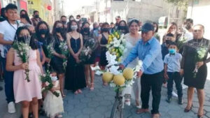 Amoroso padre adorna su bicicleta con flores para llevar a su hija al altar