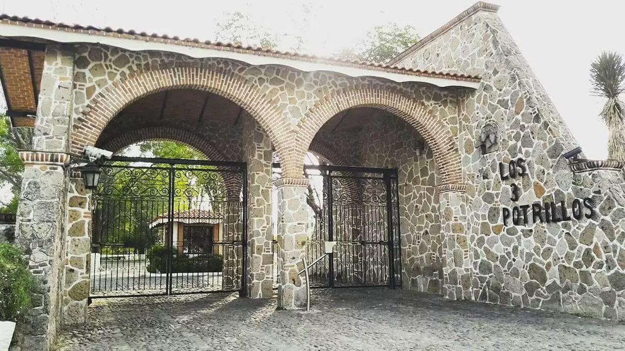 Hijo de Vicente Fern&aacute;ndez asegura que su pap&aacute; se hace presente en el "Rancho Tres Portillos"