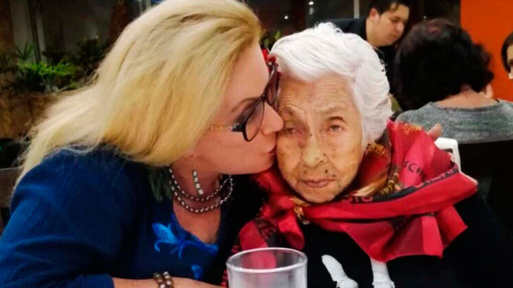 Laura Zapata despide a su abuelita sin la presencia de Thalía