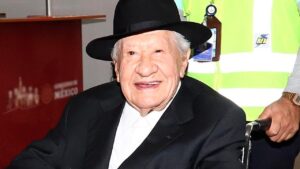 Ignacio L&oacute;pez Tarso sale molesto del homenaje a Silvia Pinal