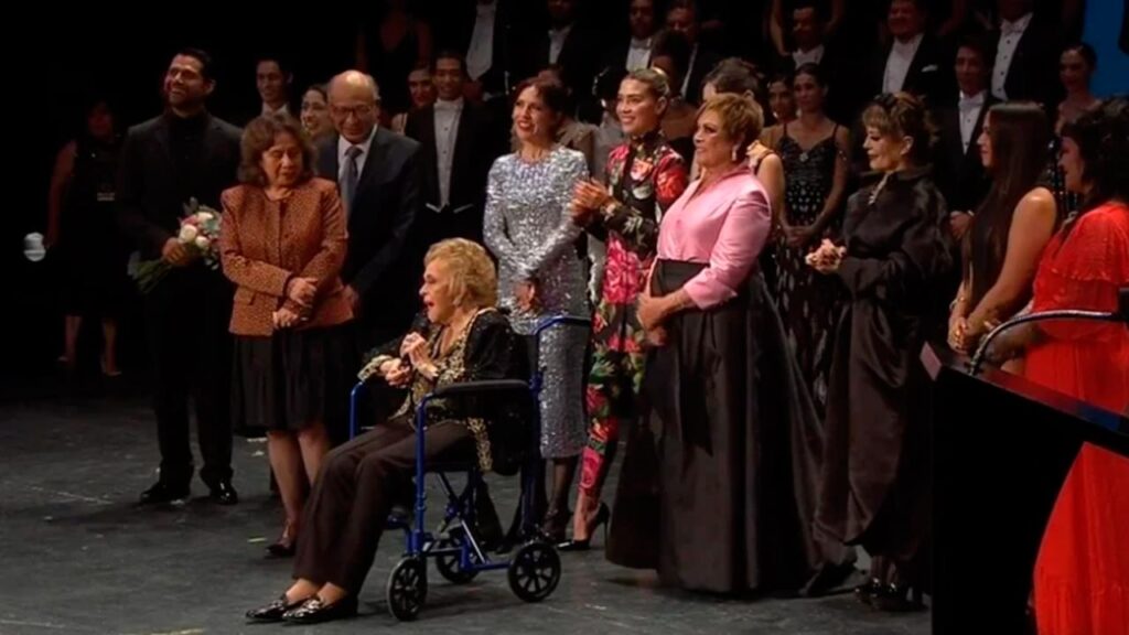 Ignacio L&oacute;pez Tarso sale molesto del homenaje a Silvia Pinal