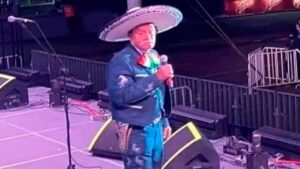 Abuelito da concierto sin que nadie lo vaya a ver, &iexcl;qu&eacute; triste!