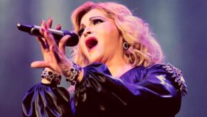 Rocío Banquells sufre caída en pleno concierto