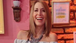 Marta Guzm&aacute;n se despoja de su peluca en programa en vivo